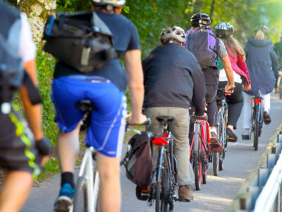 Cyklister på cykelbana, alla cyklar i samma riktning